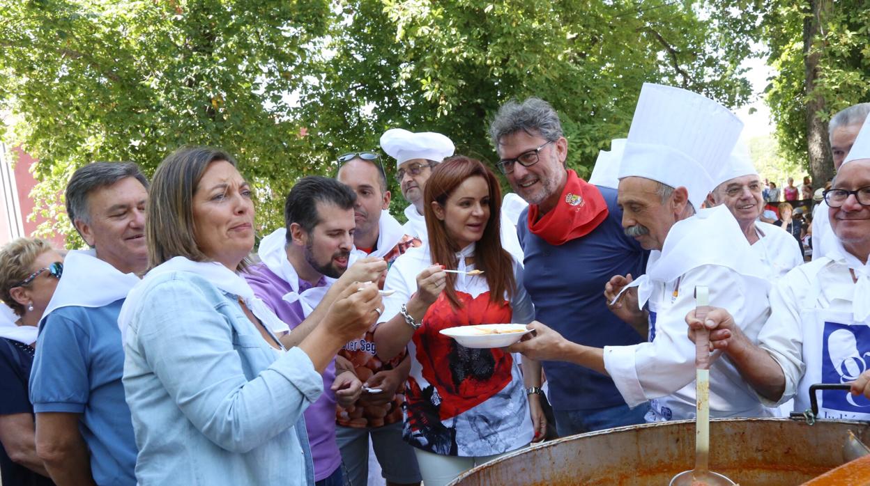 Silvia Clemente, Milagros Marcos y Luis Tudanca, durante la judiada popular en la Granja