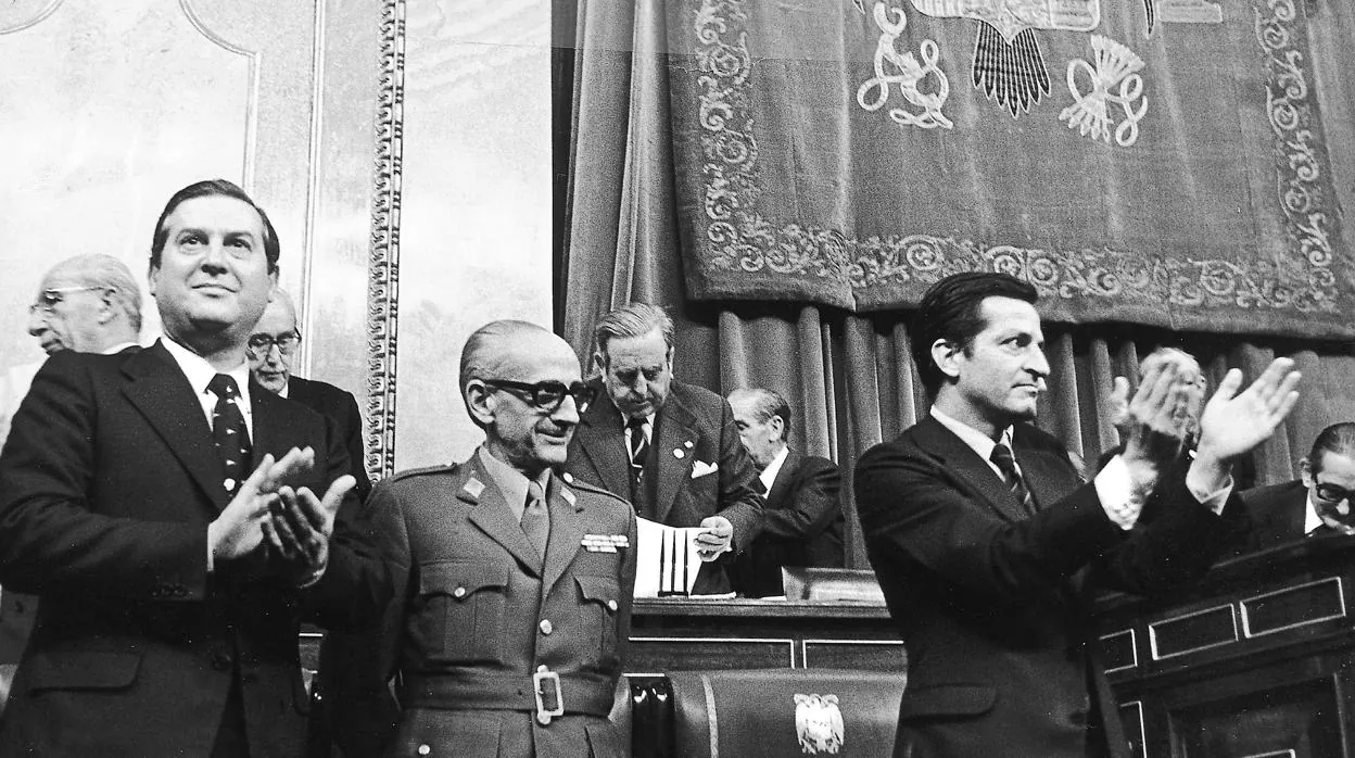 Alfonso Osorio, a la izquierda, en el banco azul con el general Gutiérrez Mellado y el presidente Suárez