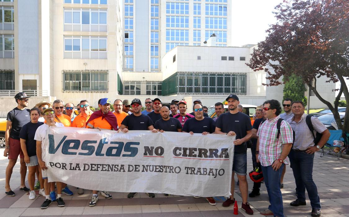 Concentración de trabajadores de vestas frente a la consejería de Hacienda