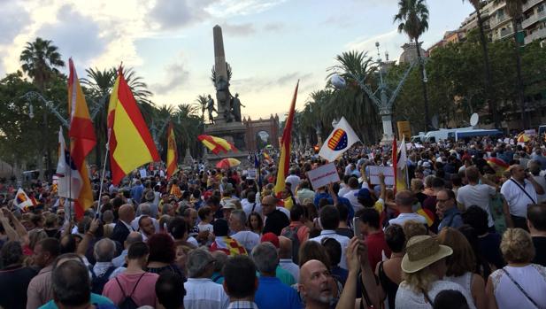 Centenares de personas se concentran en Barcelona en apoyo a la mujer agredida