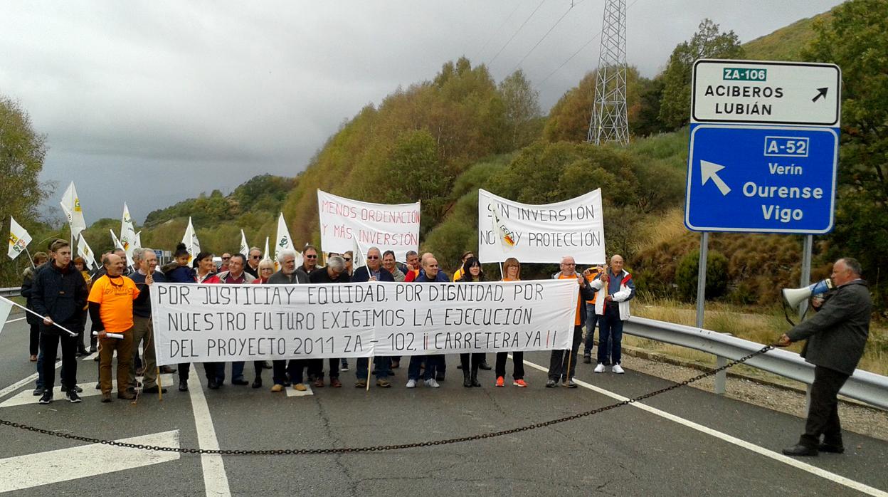 Vecinos de Porto protestan por la ejecuciónd e la carretera ZA-102