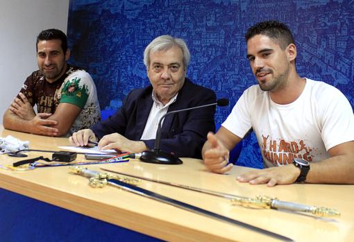 El concejal Pérez del Pino, en el centro, durante la presentación de la prueba