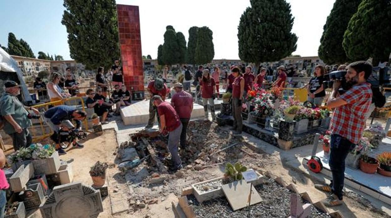 Trabajos de exhumación en la fosa 112 del cementerio municipal de Paterna, hace unos días