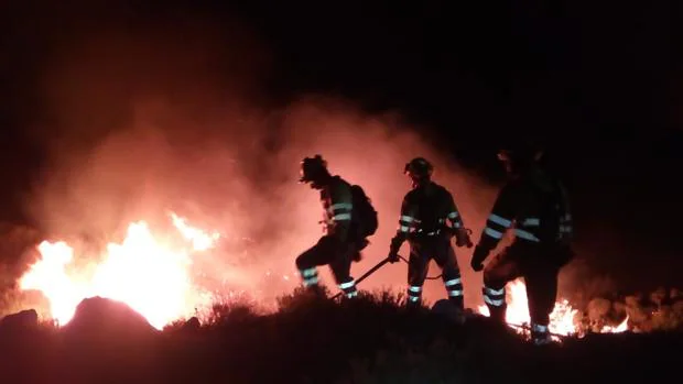 Un incendio afecta al paisaje de Guadalest, uno de los municipios más visitados de España
