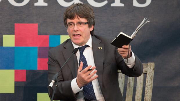 La última demagogia de Puigdemont: utiliza el cambio de hora para justificar el 1-O