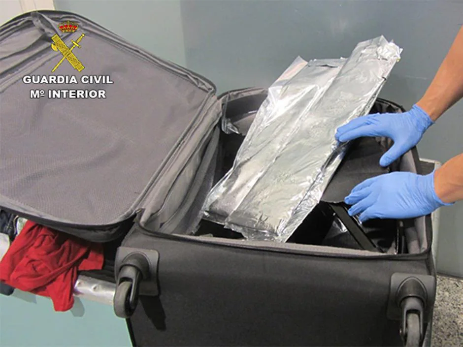 Detenido un alavés con más de cuatro kilogramos de cocaína en el aeropuerto de Bilbao