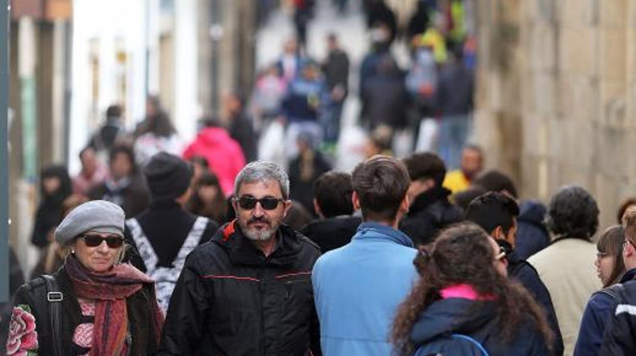 Gente en las calles de Santiago de Compostela