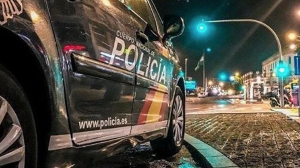 Una patrulla nocturna de la Policía Nacional en las calles de Valencia