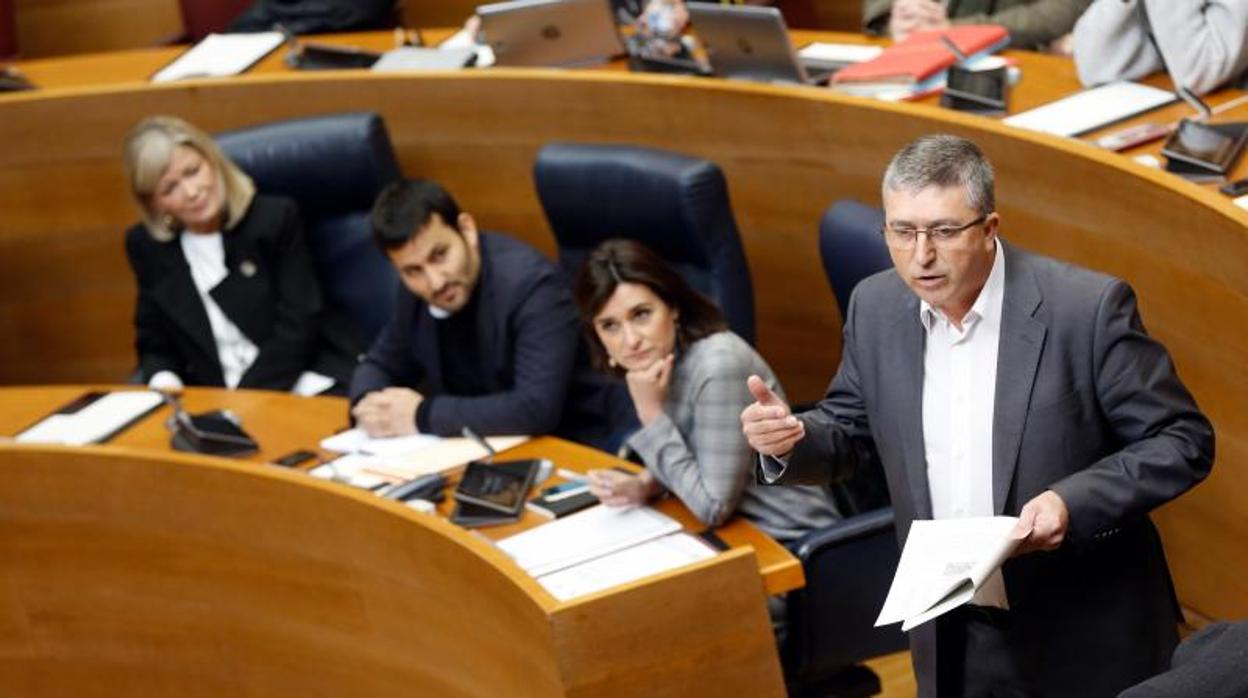 El conseller Rafael Climent, en las Cortes Valencianas