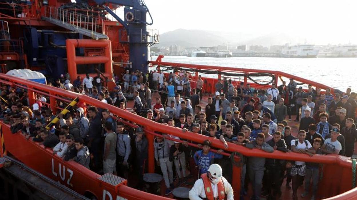 Decenas de inmigrantes, el jueves, en la cubierta de un barco de Salvamento en Algeciras
