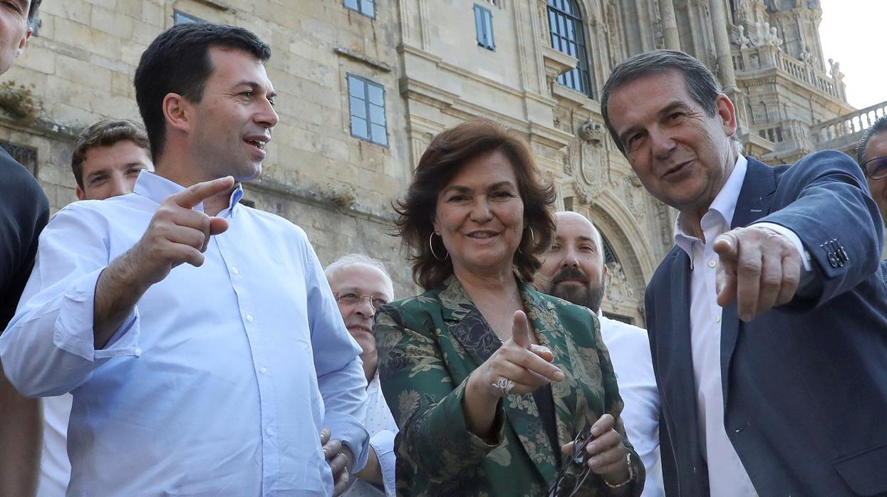 Gonzalo Caballero con Carmen Calvo y el alcalde de Vigo en Santiago