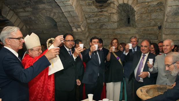 Miles de palentinos celebran el día grande de San Antolín con la bajada a la cripta de la Catedral