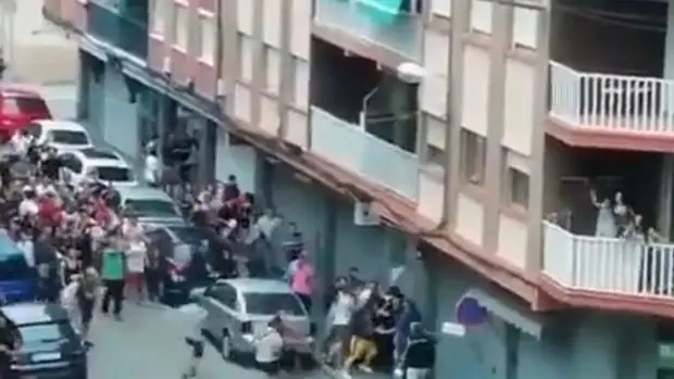 La batalla incluyó lanzamiento de sillas desde los balcones