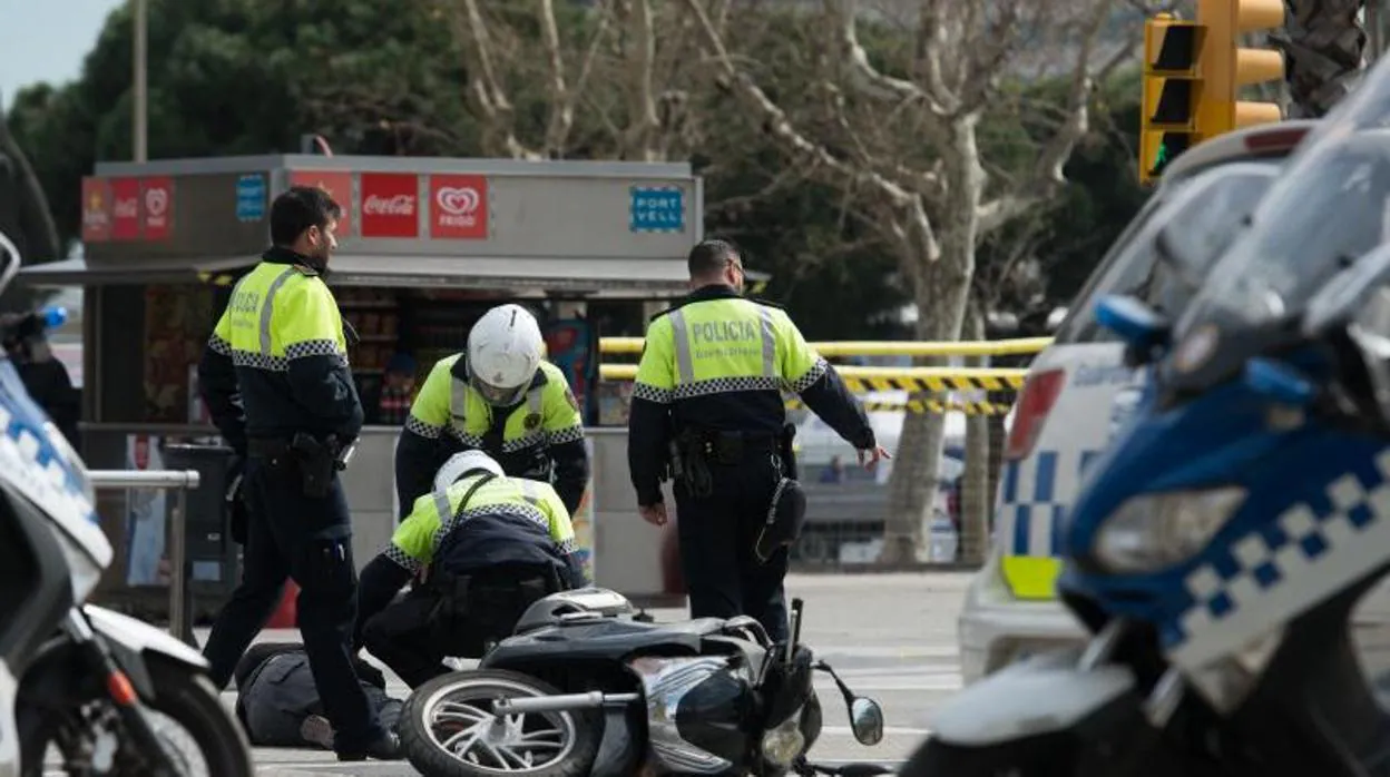Intervención policial por un accidente de moto, en imagen de archivo