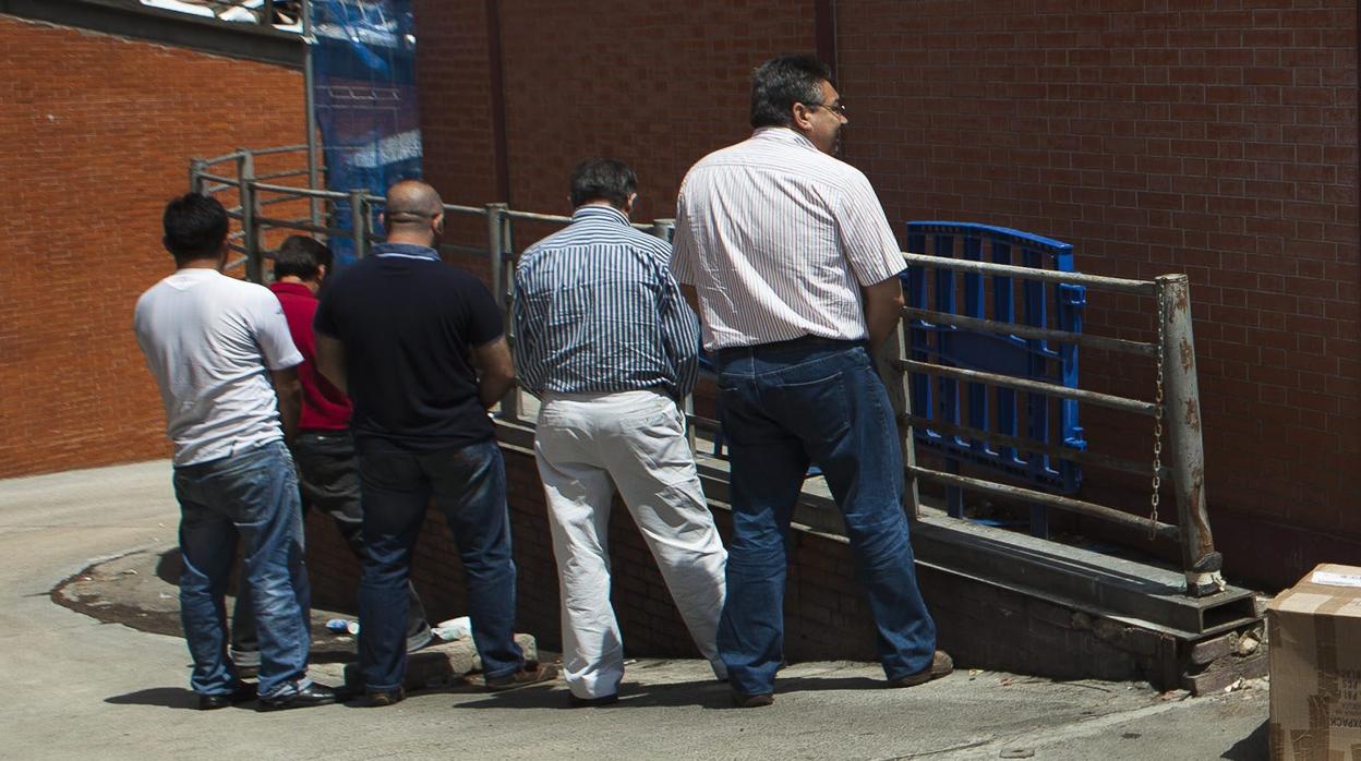 Varios hombres orinan en la calle