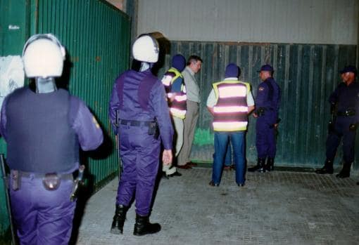 La Policía entra en las instalaciones del diario Egin en una imagen de archivo