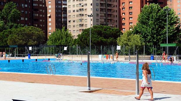 Una discusión en una piscina acaba en una pelea a patadas y puñetazos con cuatro heridos