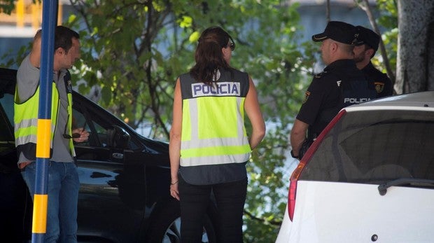 La Policía dispara en la pierna a un hombre que atacó con un cuchillo a dos turistas en la Playa de Palma