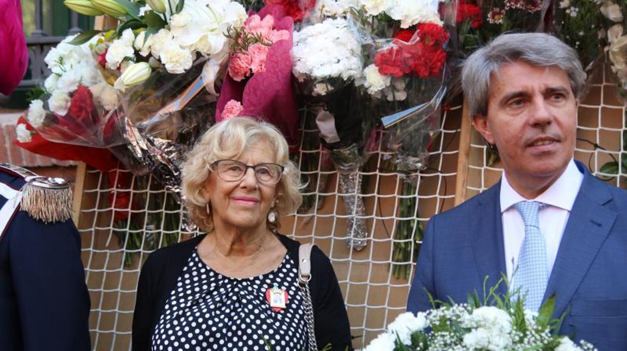 La alcaldesa de Madrid, Manuel Carmena, en su último acto público durante las fiestas de La Paloma, el 15 de agosto