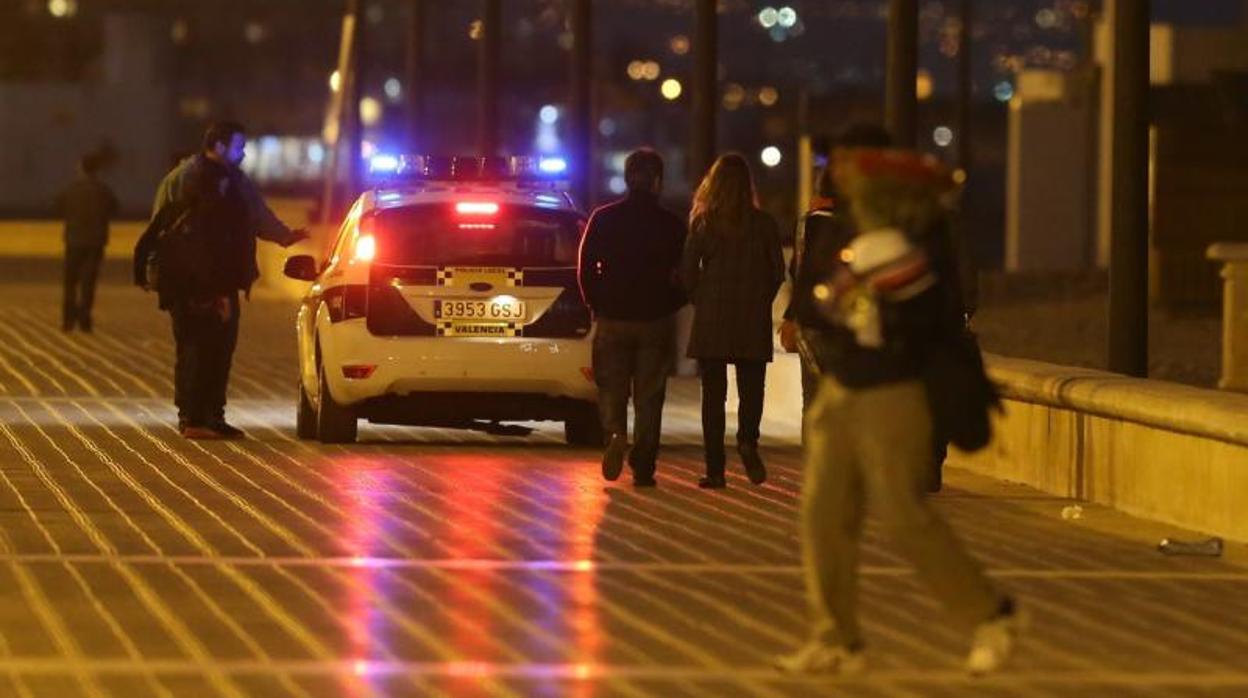 Policía Local de Valencia en tareas de vigilancia nocturna