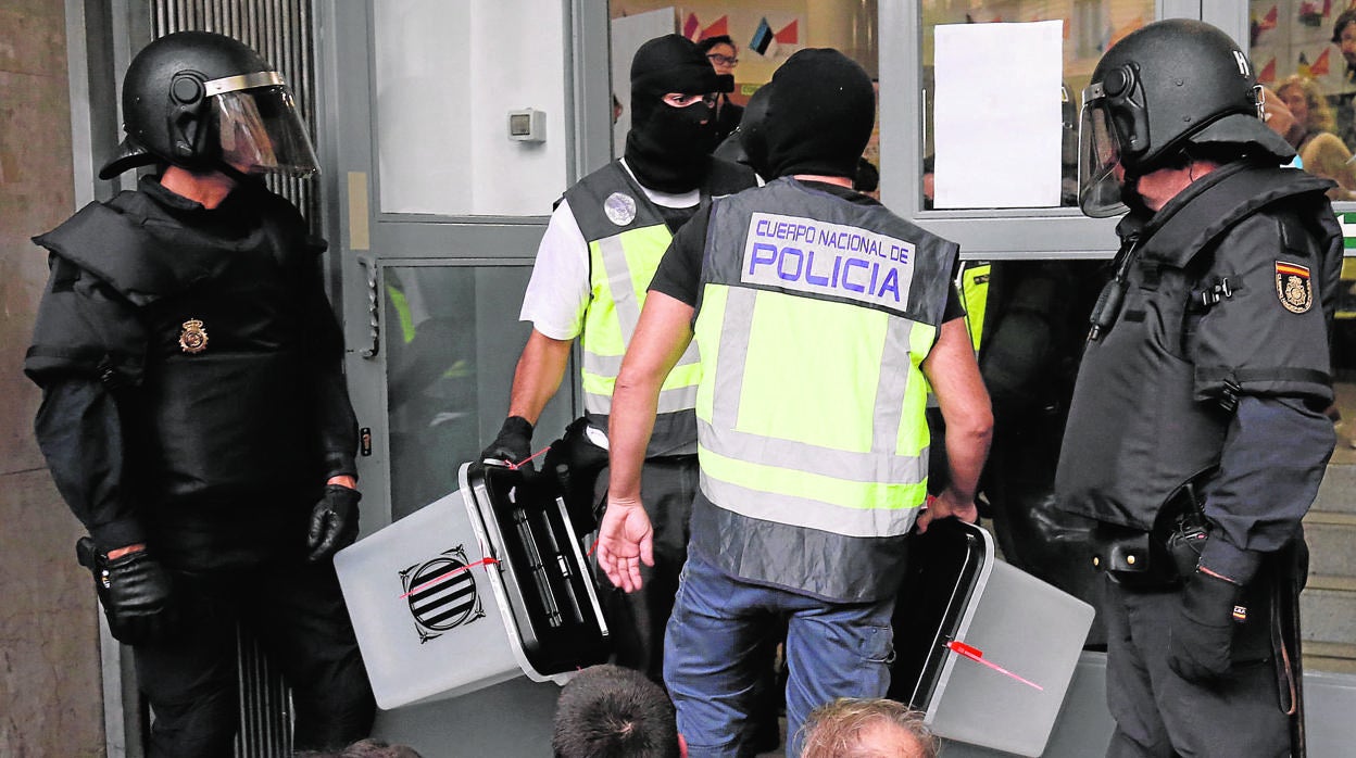 MIembros de la Policía Nacional requisan urnas el 1-O