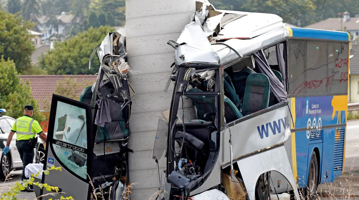 Estado en el que ha quedado el autobús de Alsa tras colisionar contra un pilar de cemento el lunes