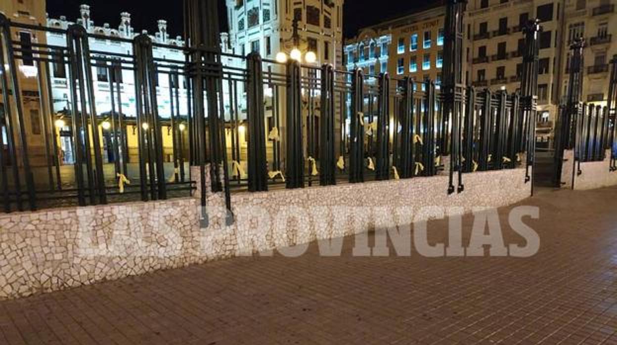 Imagen de los lazos amarillos en la Estación del Norte de Valencia