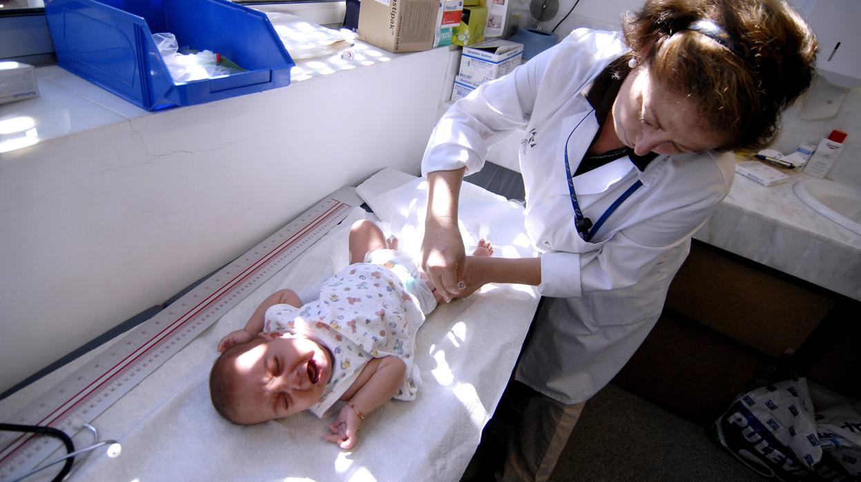 Una pediatra en consulta en una imagen de archivo
