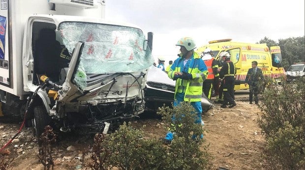 Muere un joven de 23 años en un choque frontal entre un coche y un camión