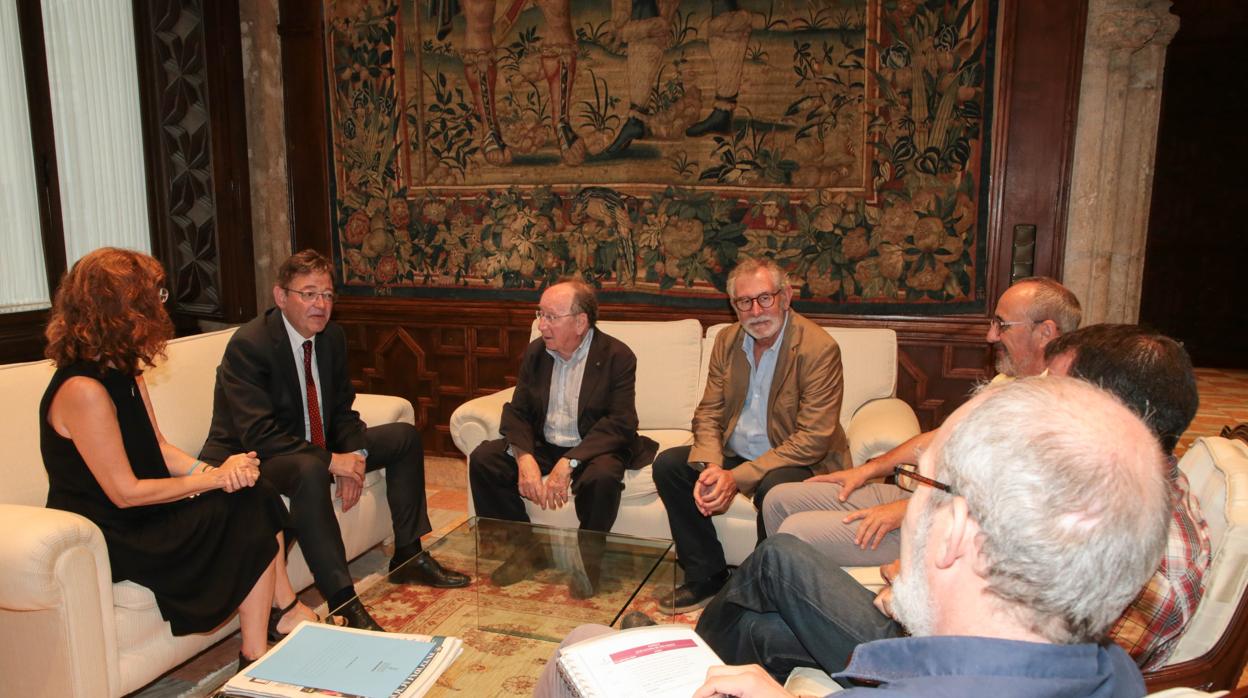 Imagen de Ximo Puig junto a la junta directiva de ACPV tomada este lunes en el Palau de la Generalitat