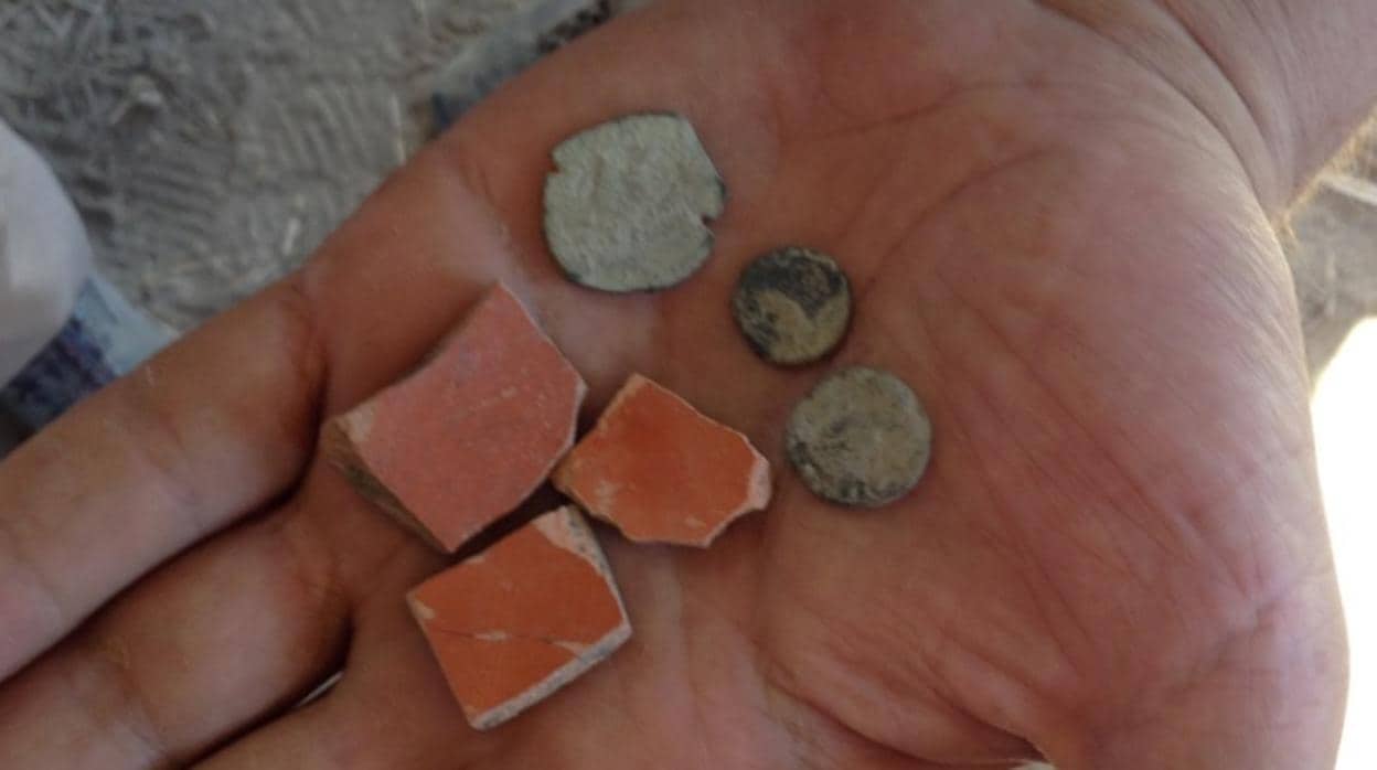 Cerámica romana y monedas encontradas en la Casa de Peña Blanca