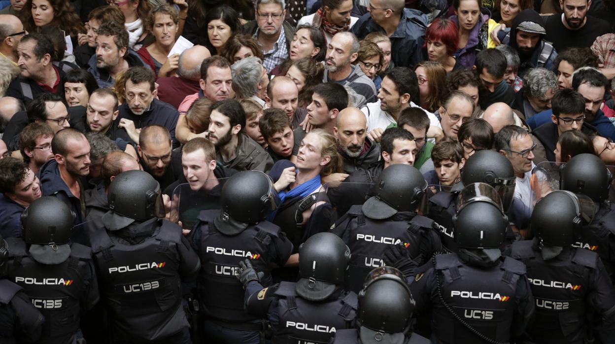 Agentes antidisturbios de la Policía Nacional frente a grupos independentistas en Barcelona