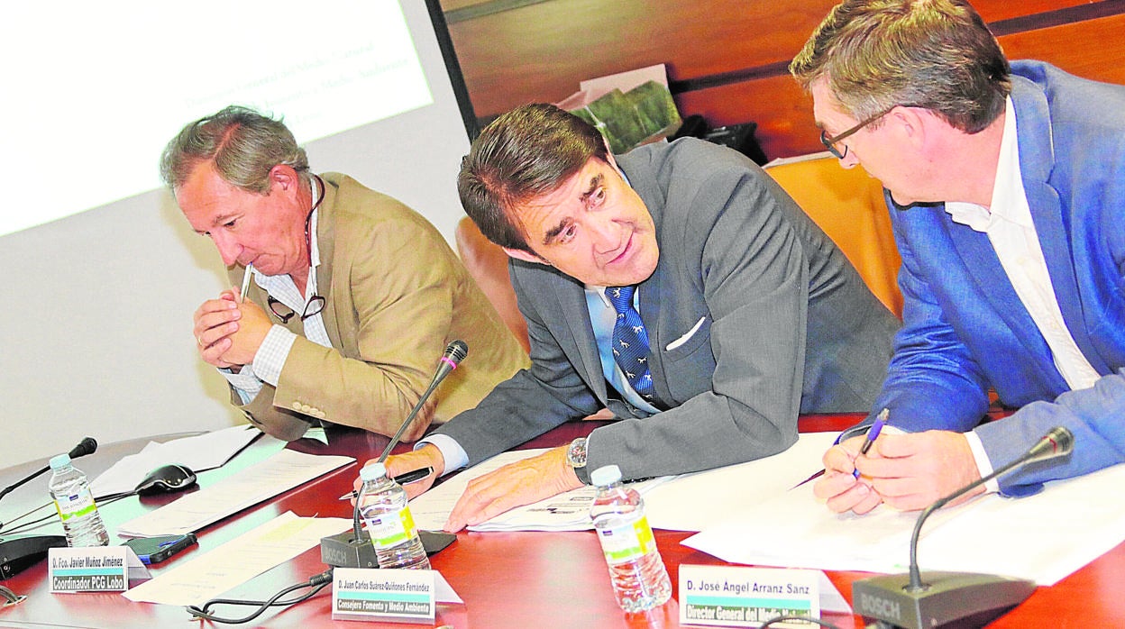 Suárez-Quiñones, con miembros de su equipo, durante la reunión ayer de la Mesa del Lobo