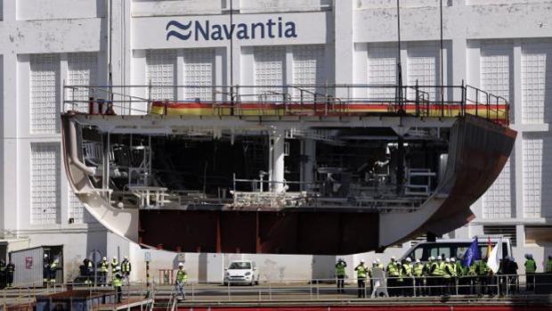 Los trabajadores de Navantia cortan una autovía en Cádiz ante posible pérdida del contrato con Arabia