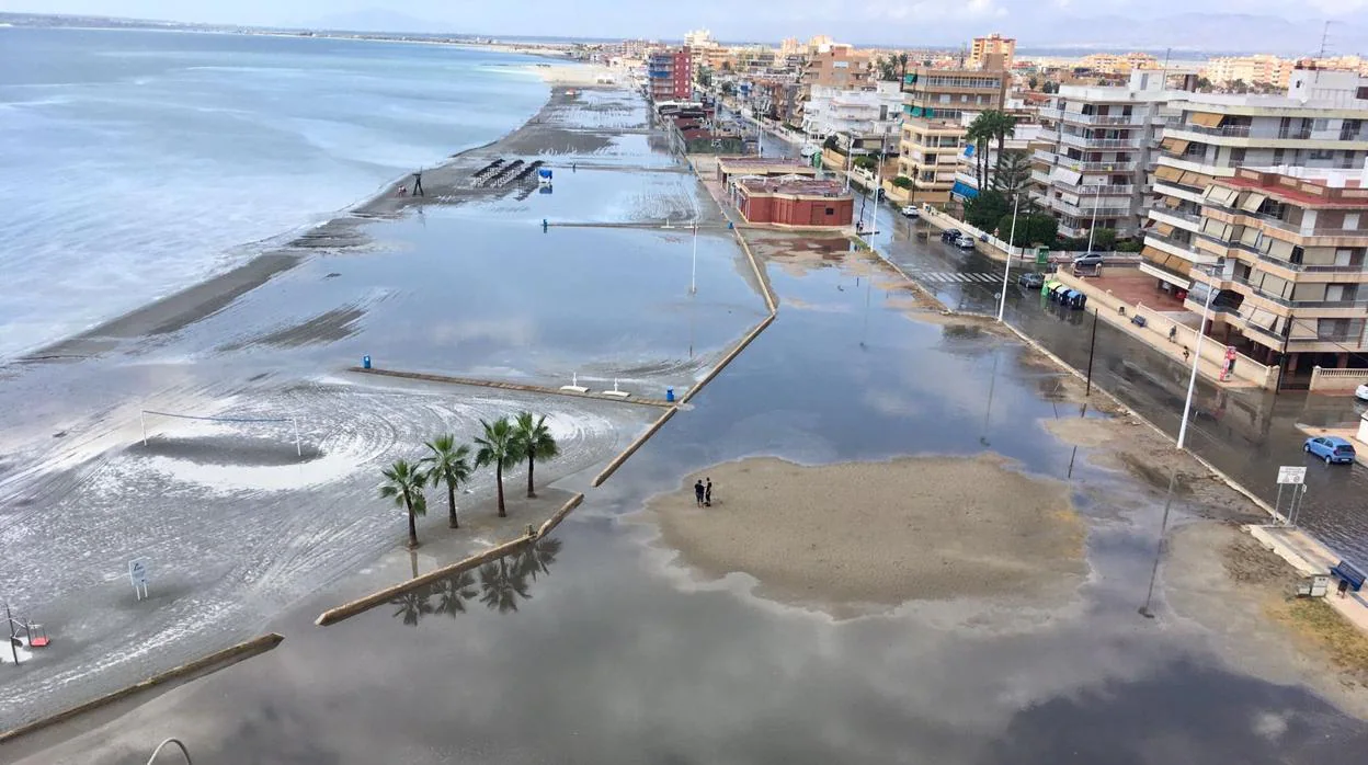 Paseo junto a la playa inundado por las lluvias de este viernes en Santa Pola, en una imagen difundida en Twitter