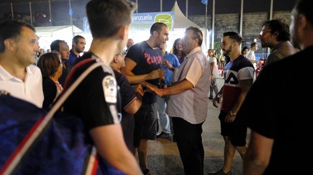 Una vecina de Arganzuela recibe «una patada voladora» durante la protesta contra Rommy Arce