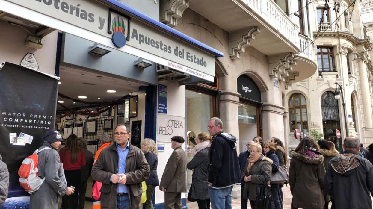 Cola en una administración de Loterías de Valencia