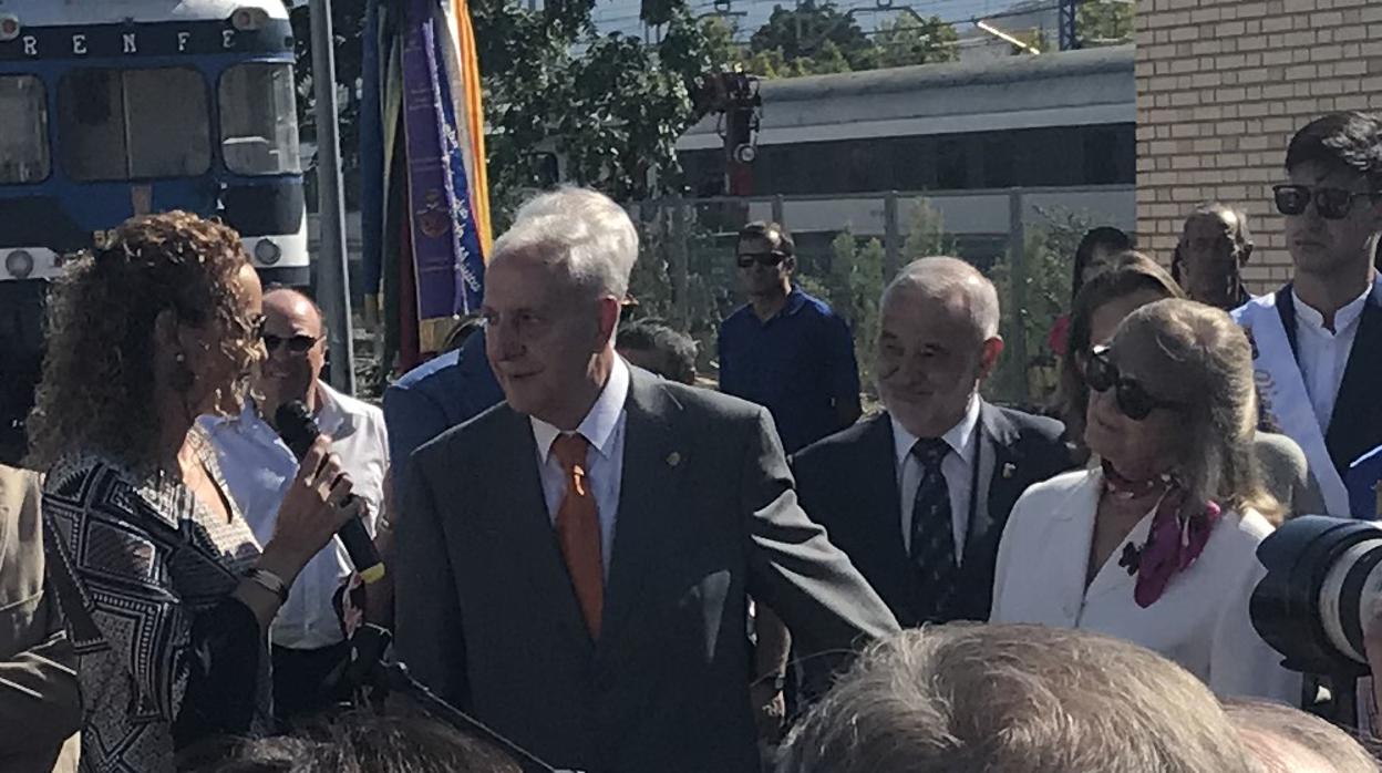 Fernando Martín escucha a su hija en presencia de su esposa, durante el acto de homenaje