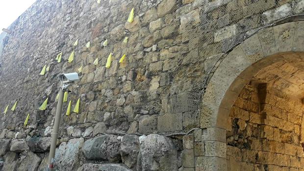 Tarragona descuelga por tercera vez los lazos amarillos de su muralla romana