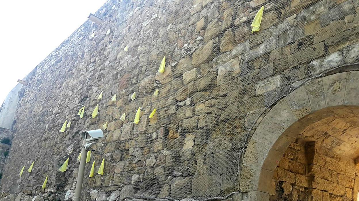 Lazos amarillos en la muralla de Tarragona