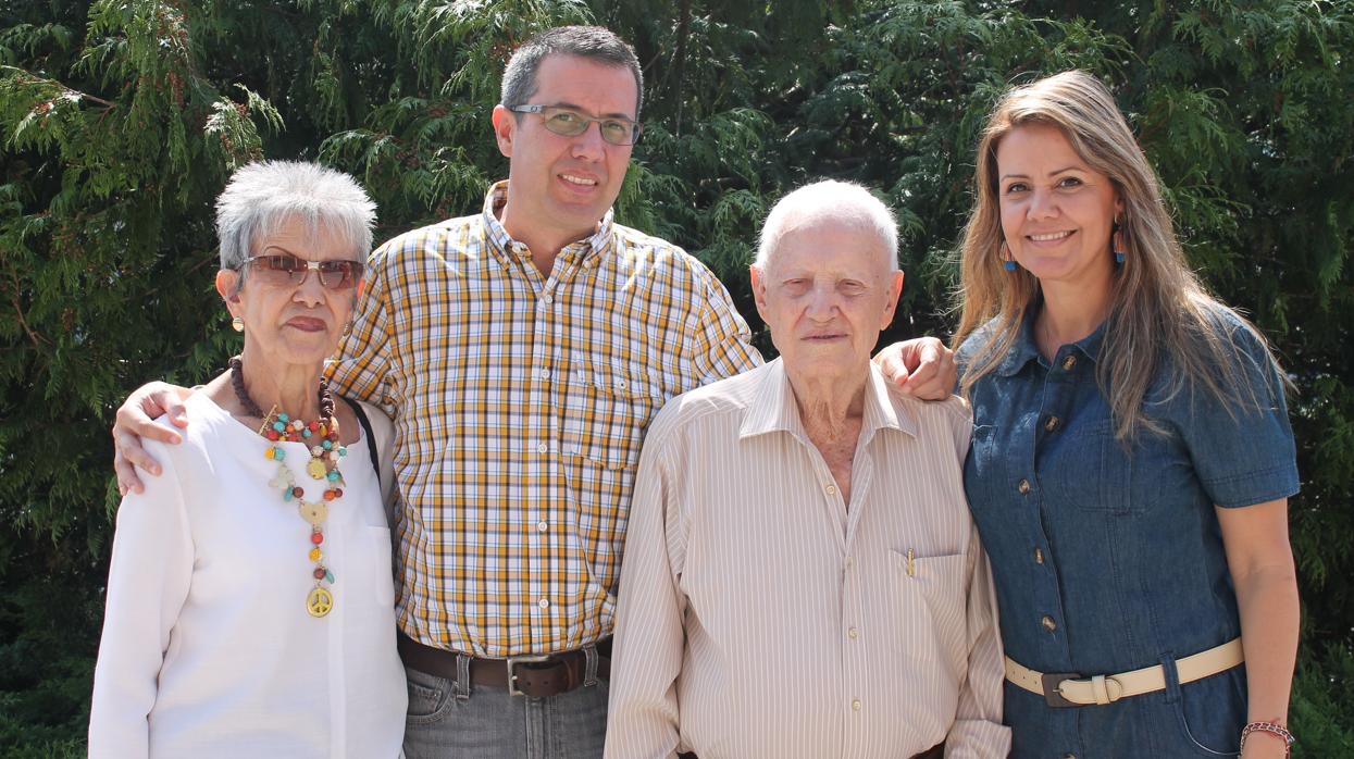 José Castiñeira, junto a su mujer, Chabela Belandria, y su dos hijos, Héctor y María Isabel Castiñeira