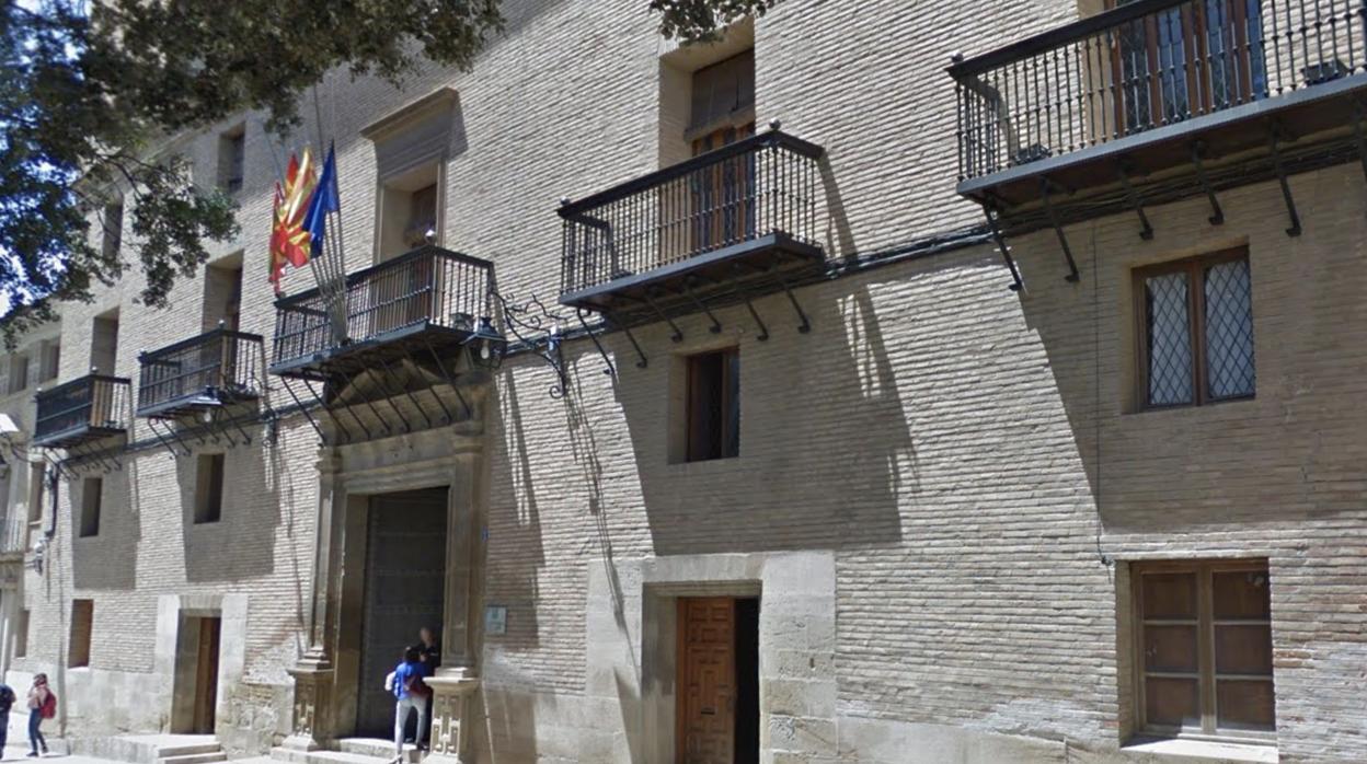 El Ayuntamiento de Huesca ha emitido un acuerdo de apoyo a la mujer que ha denunciado