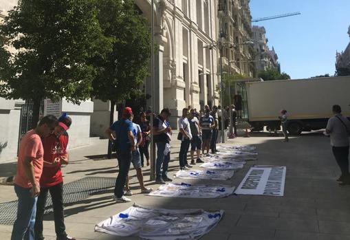 Sindicatos policiales colocan mantas y lazos azules en señal de protesta frente al Ayuntamiento