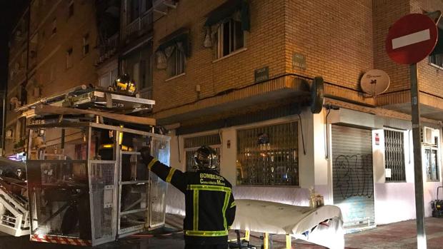 Dos mujeres graves tras el incendio de un bloque de 16 viviendas en Parla