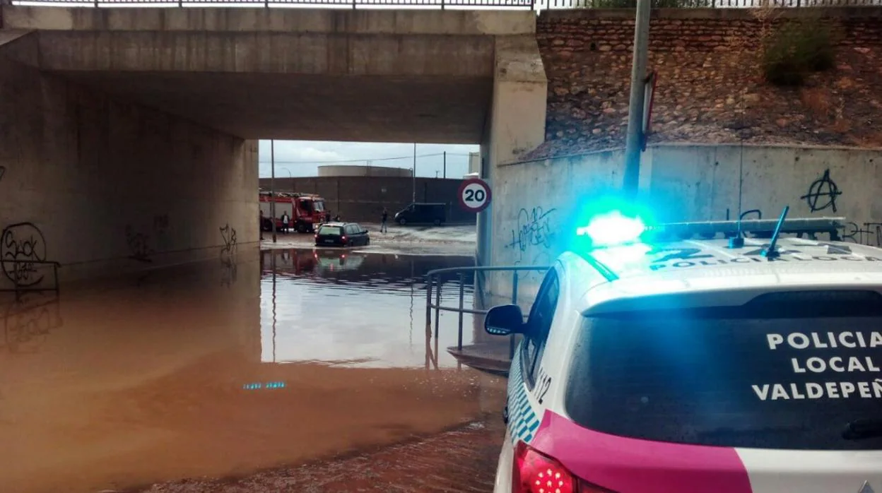 Las inundaciones de Valdepeñas han provocado cortes de calles por la acumulación de agua y árboles