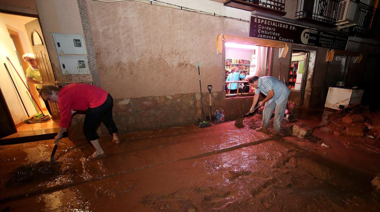 Vecinos de Santa María de Huerta tratan de limìar los destrozos provocados por la riada