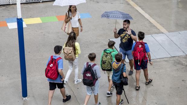 El Consell dice que la supresión de barracones «ya no es preocupante» mientras 4.000 alumnos siguen en ellos