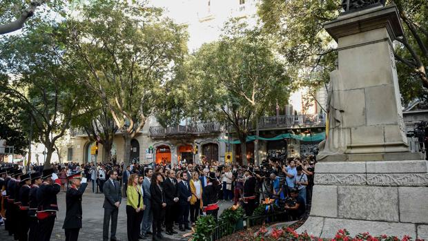 Ofrenda floral ante el monumento a Casanova