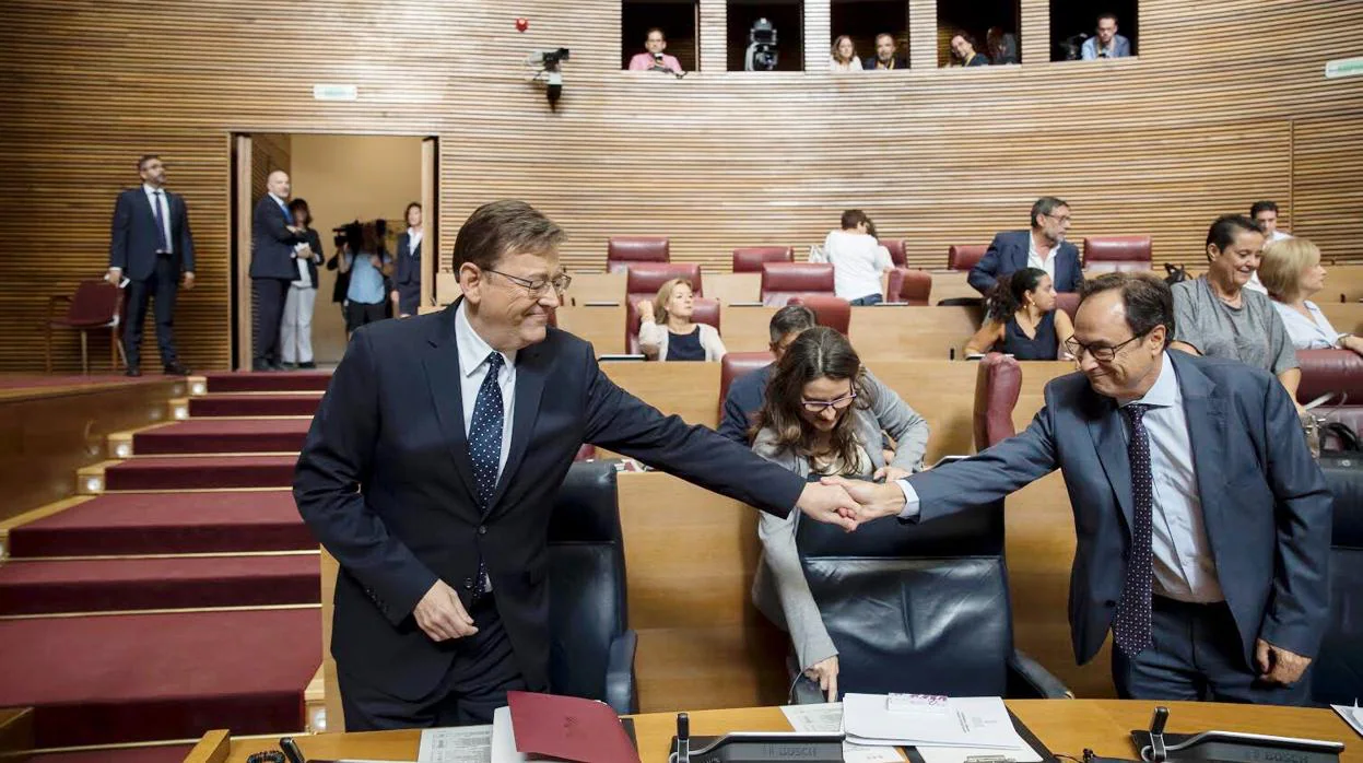 Ximo Puig saluda a Vicent Soler, antes de comenzar el Debate de Política General de la Comunidad Valenciana