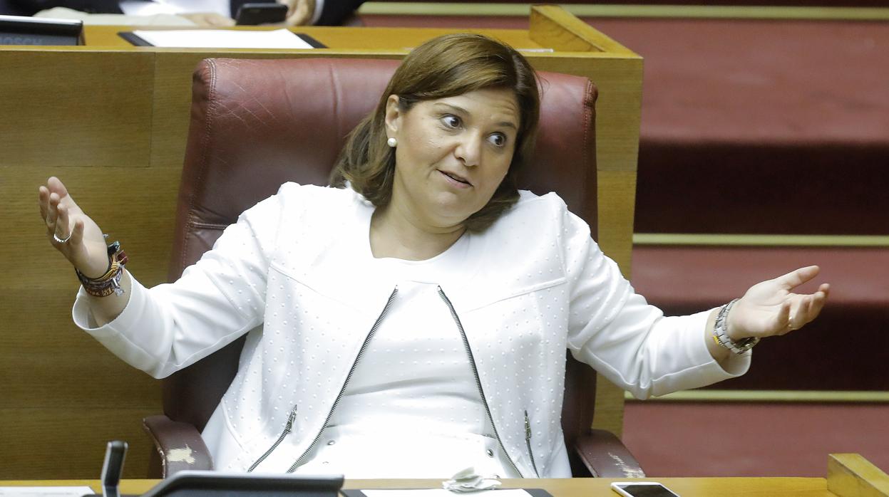 Isabel Bonig gesticula sorprendida ante una de las afirmaciones en la tribuna de las Cortes